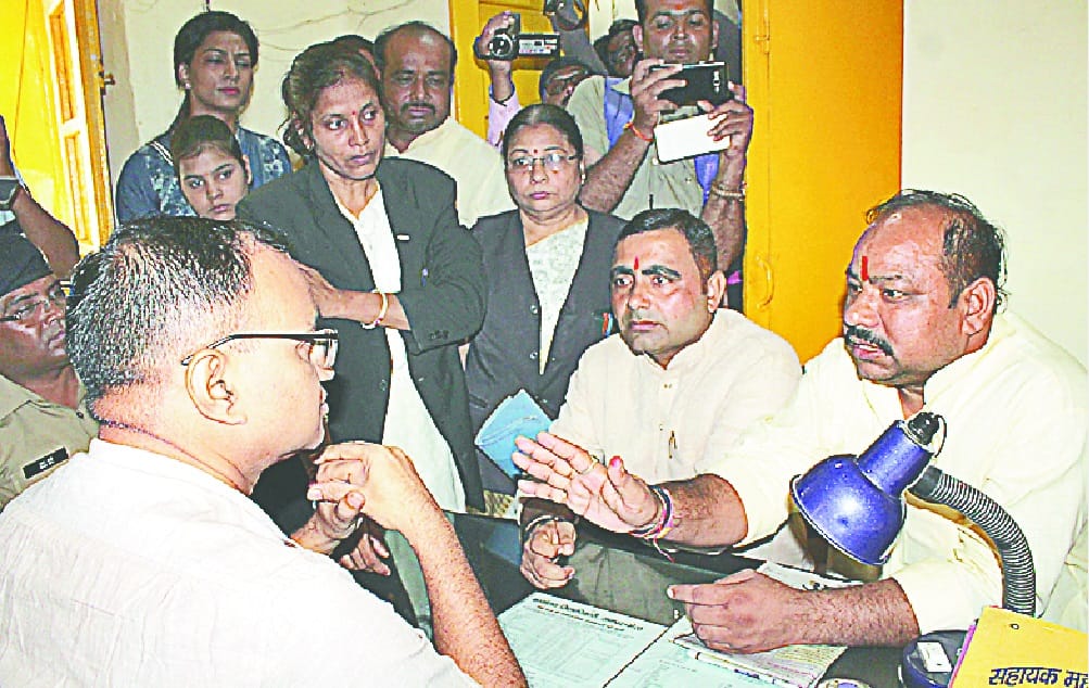 bajrang dal karyakrtao ne kiya sub ragistrar office ka gherav