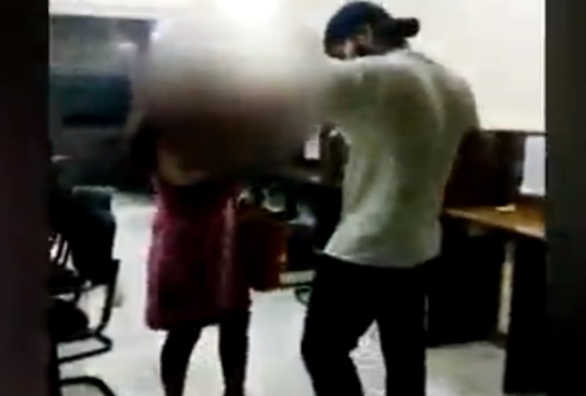 shocking reason behind beating to girl in delhi