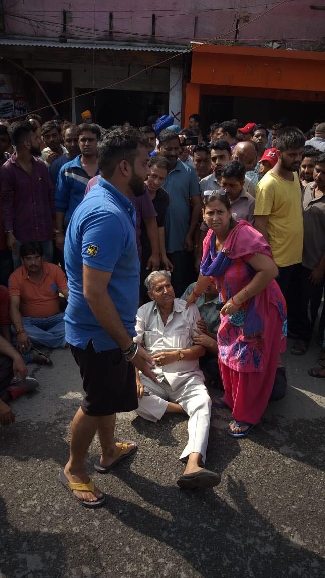 encroachment removing in dehradun prem nagar police lathi charge on shopkeeper