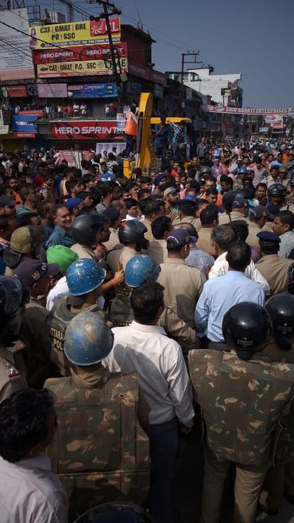 encroachment removing in dehradun prem nagar police lathi charge on shopkeeper