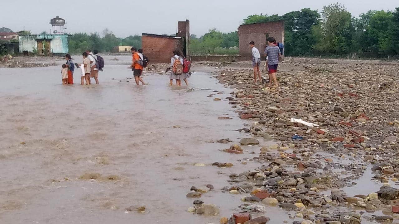 flood in dehradun raiwala many family stuck in flood