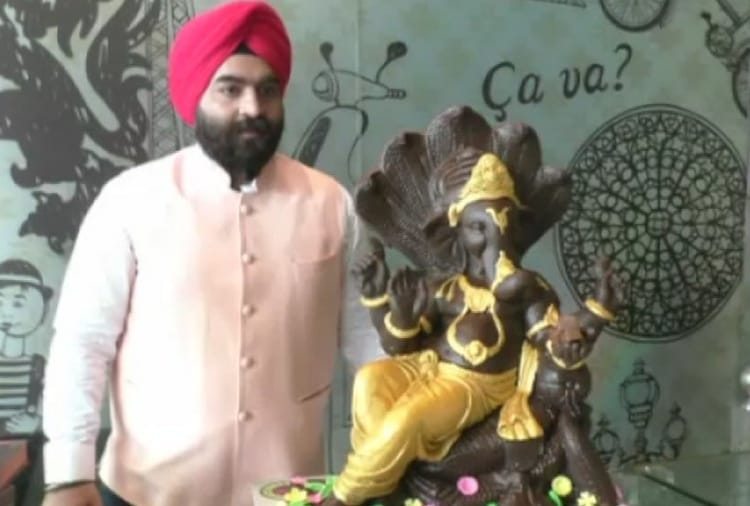 restaurateur Harjinder Singh Kukreja  has prepared a Ganpati idol with chocolate in Ludhiana