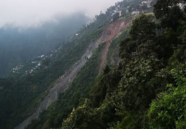 15 फुट रोड धंसी, 10 फुट पहाड़ी नीचे बैठी