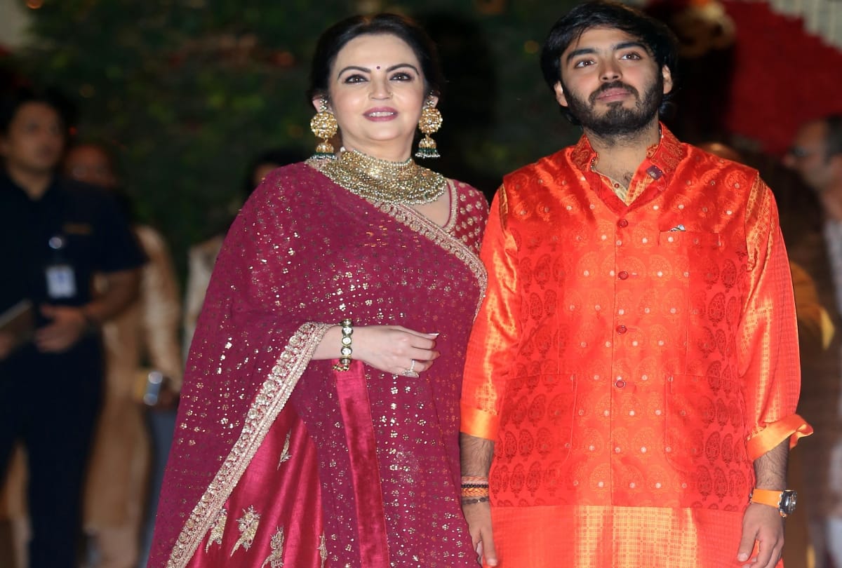 mukesh ambani and nita reached siddhivinayak temple with invitation card of akash wedding