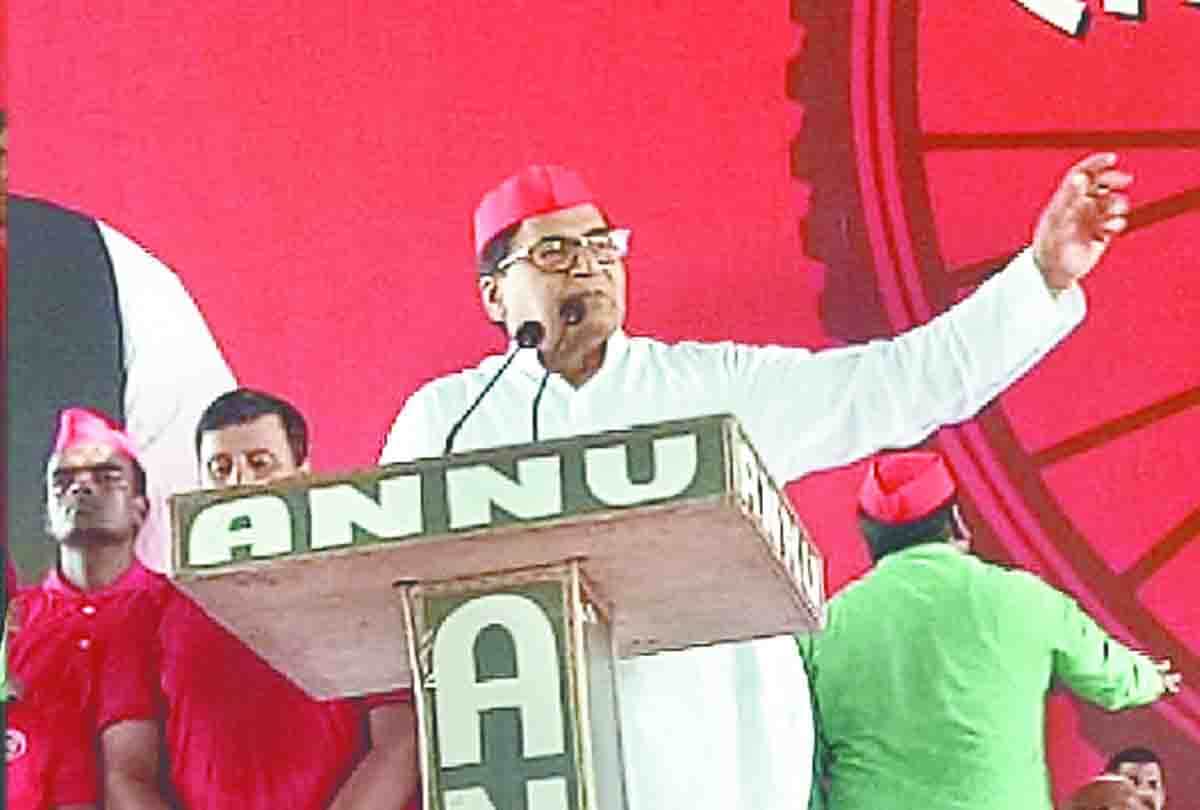 akhilesh yadav targets cm yogi in etawah