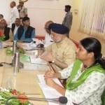 कलेक्ट्रेट सभागार में समीक्षा बैठक करतीं केंद्रीय मंत्री अनुप्रिया पटेल और हरदीप एस पुरी।