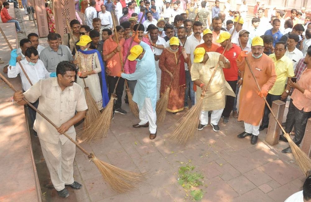 ताजमहल से किया स्वच्छता सेवा अभियान का आगाज