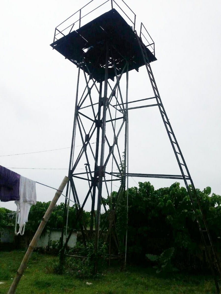 दुश्वारियों के बीच छात्रावास में रहने को मजबूर हुए छात्र