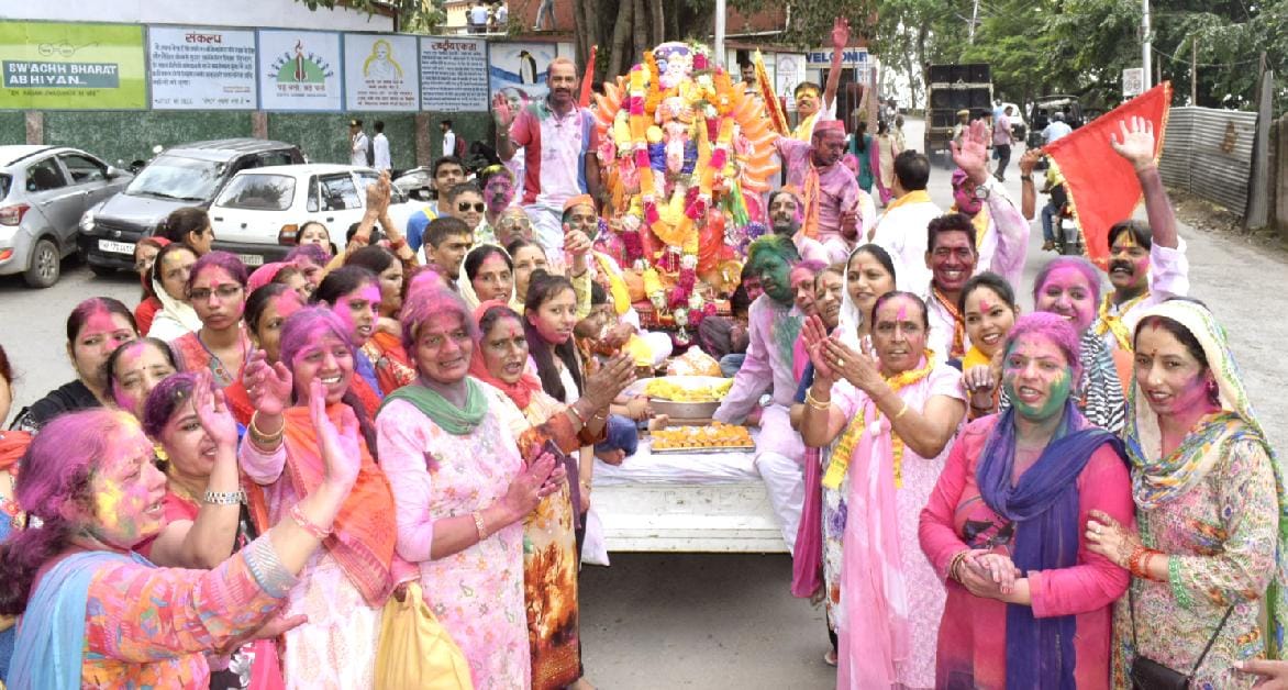 भगवान श्री गणेश की मूर्ति यमुना नदी में विसर्जित
