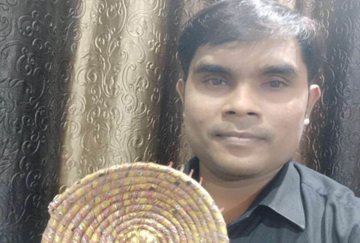 student of lucknow university dr. ramdaas teaches children from toys