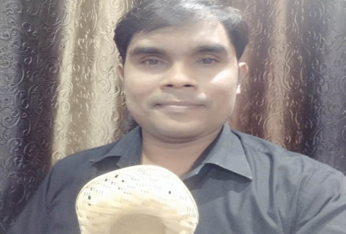 student of lucknow university dr. ramdaas teaches children from toys