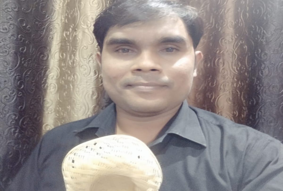 student of lucknow university dr. ramdaas teaches children from toys