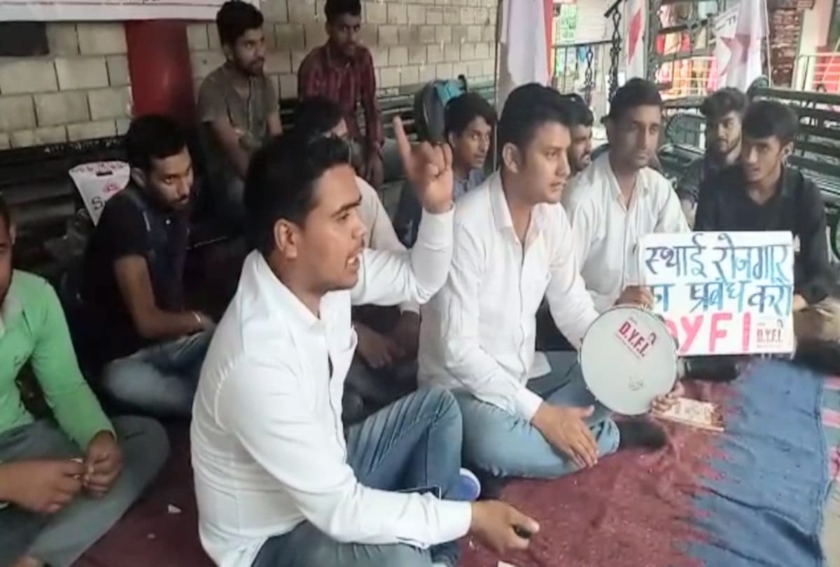 DYFI activists on 24 hours strike in hamirpur