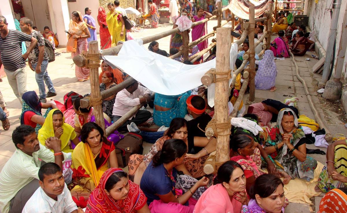 Lolark kund snan today people bath for children