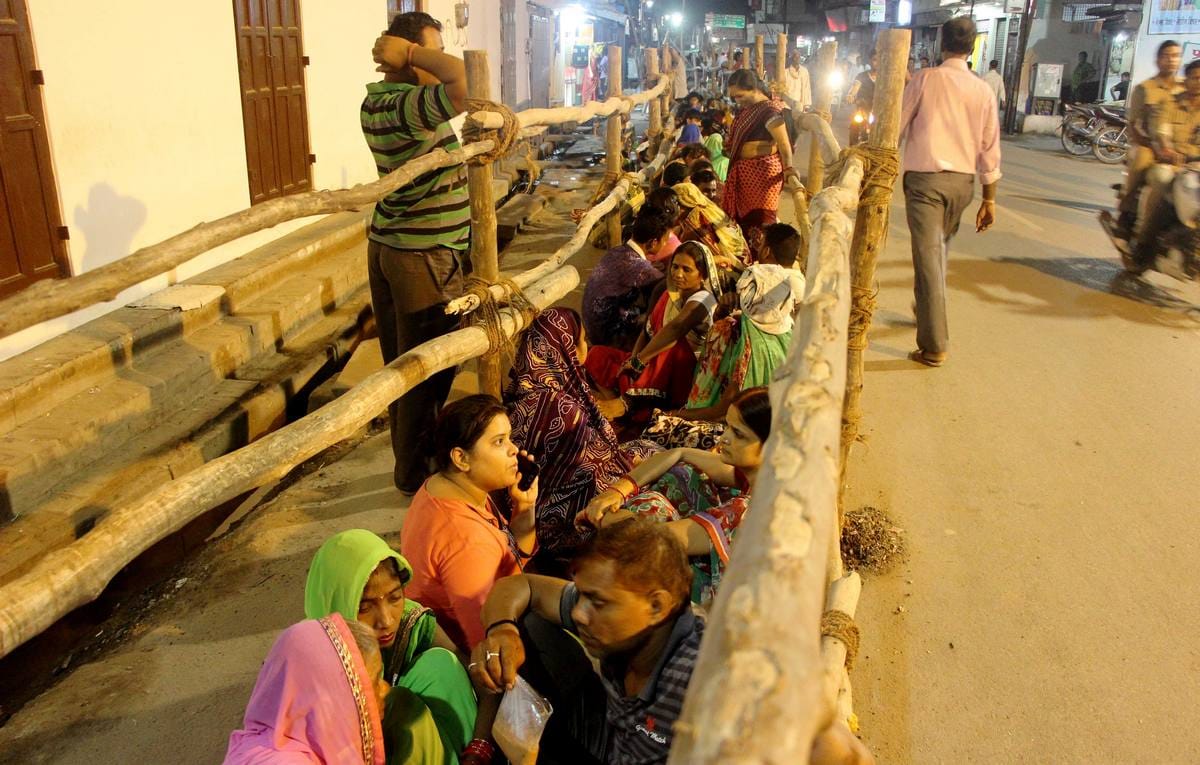 Lolark kund snan today people bath for children