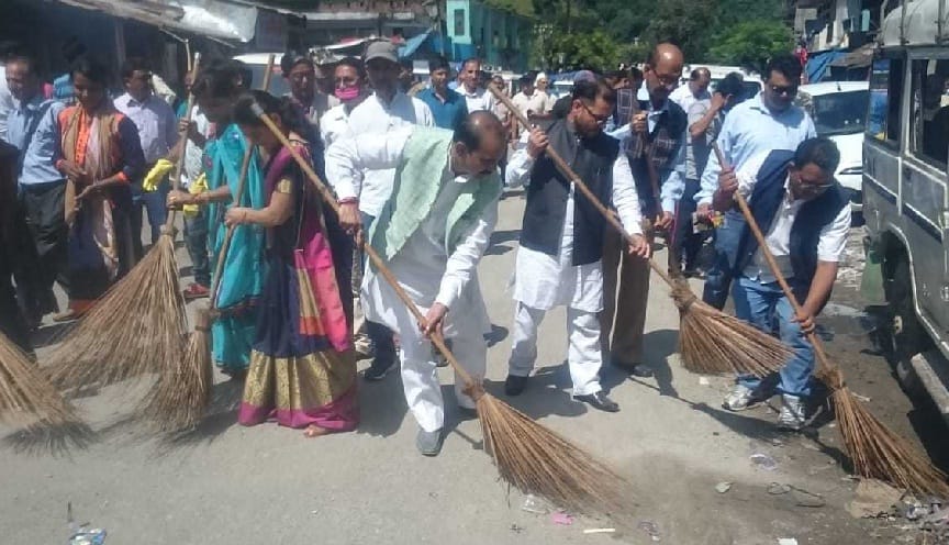 Minister swings under sanitation only service campaign