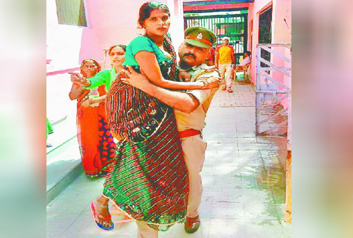 police officer carries pregnant woman in arms to hospital in mathura