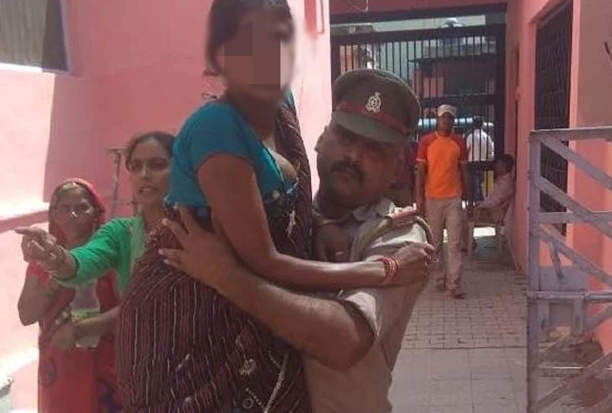 pregnant female did not get ambulance in mathura