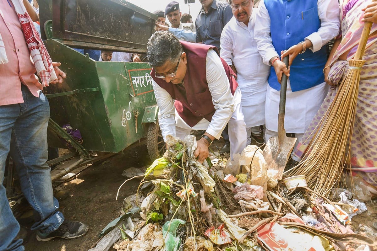 as part of Swachhata Hi Seva movement PM Modi and cabinet ministers done cleaning drive