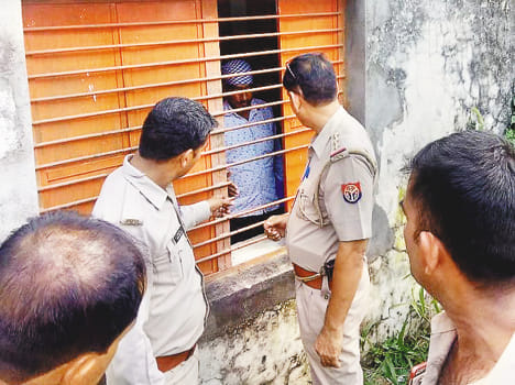 बैंक के पीछे लगी खिड़की की जांच करते कोतवाल।