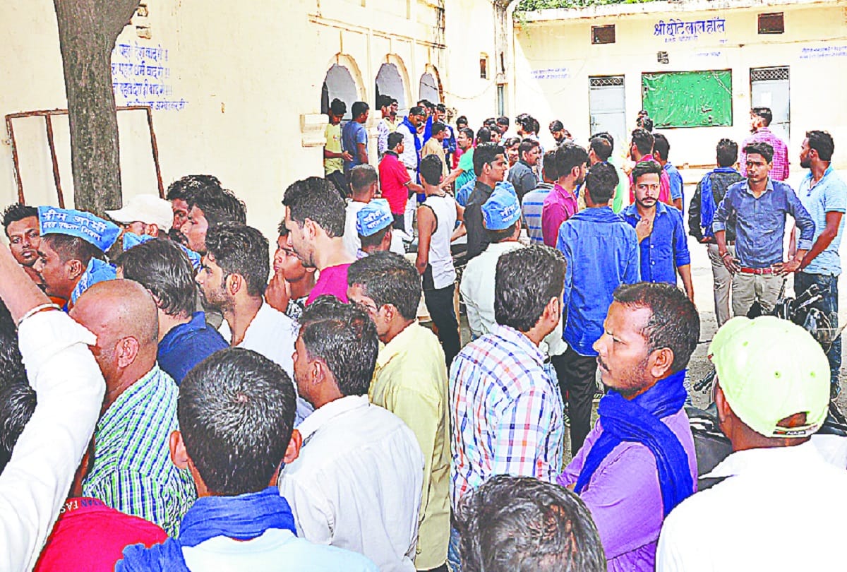 Controversy in Bhim Army workers and police, and protest of administration, photos