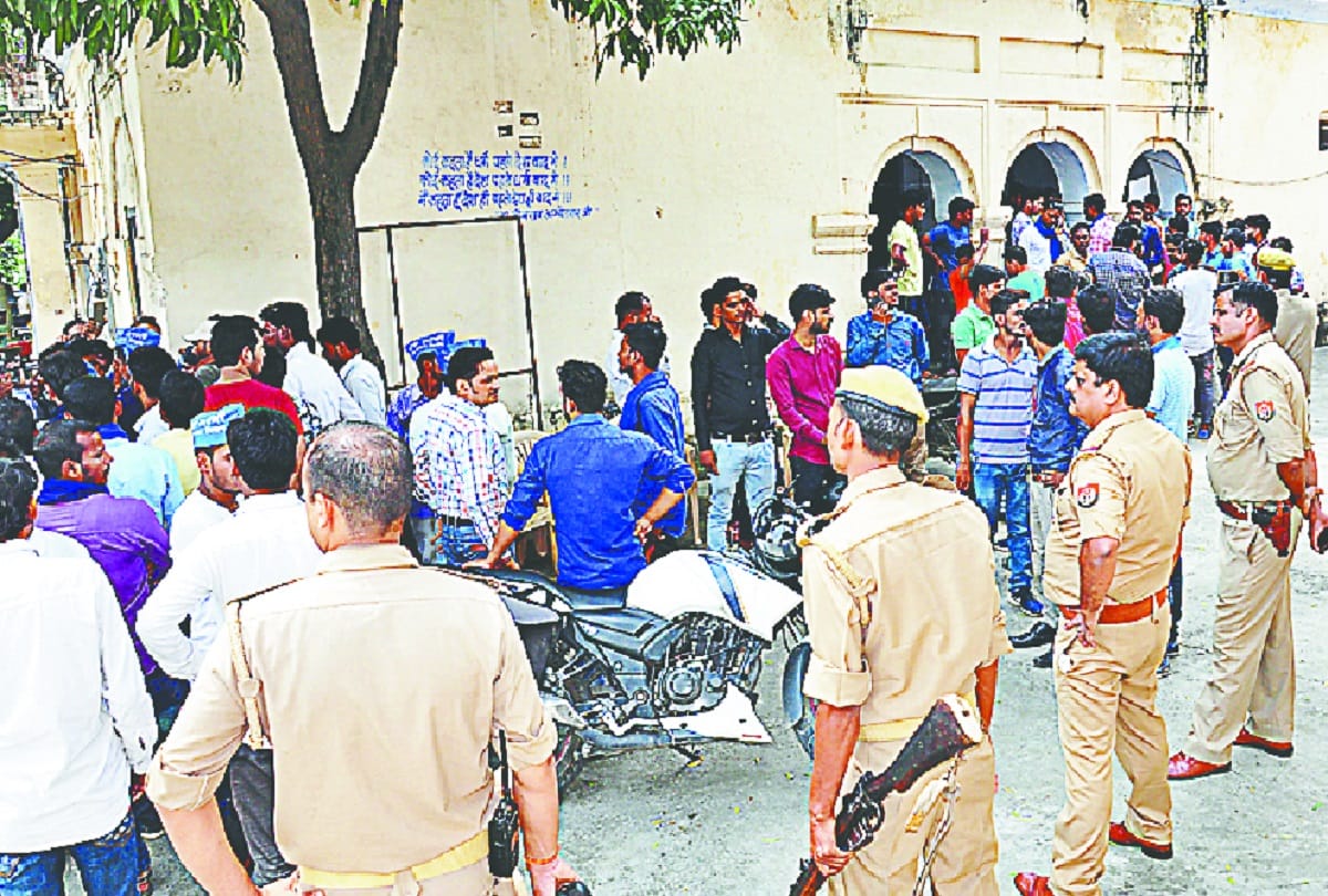 Controversy in Bhim Army workers and police, and protest of administration, photos