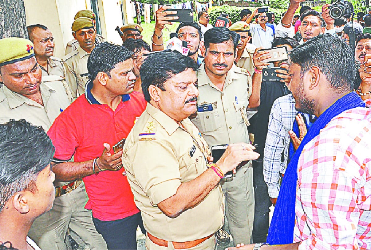 Controversy in Bhim Army workers and police, and protest of administration, photos