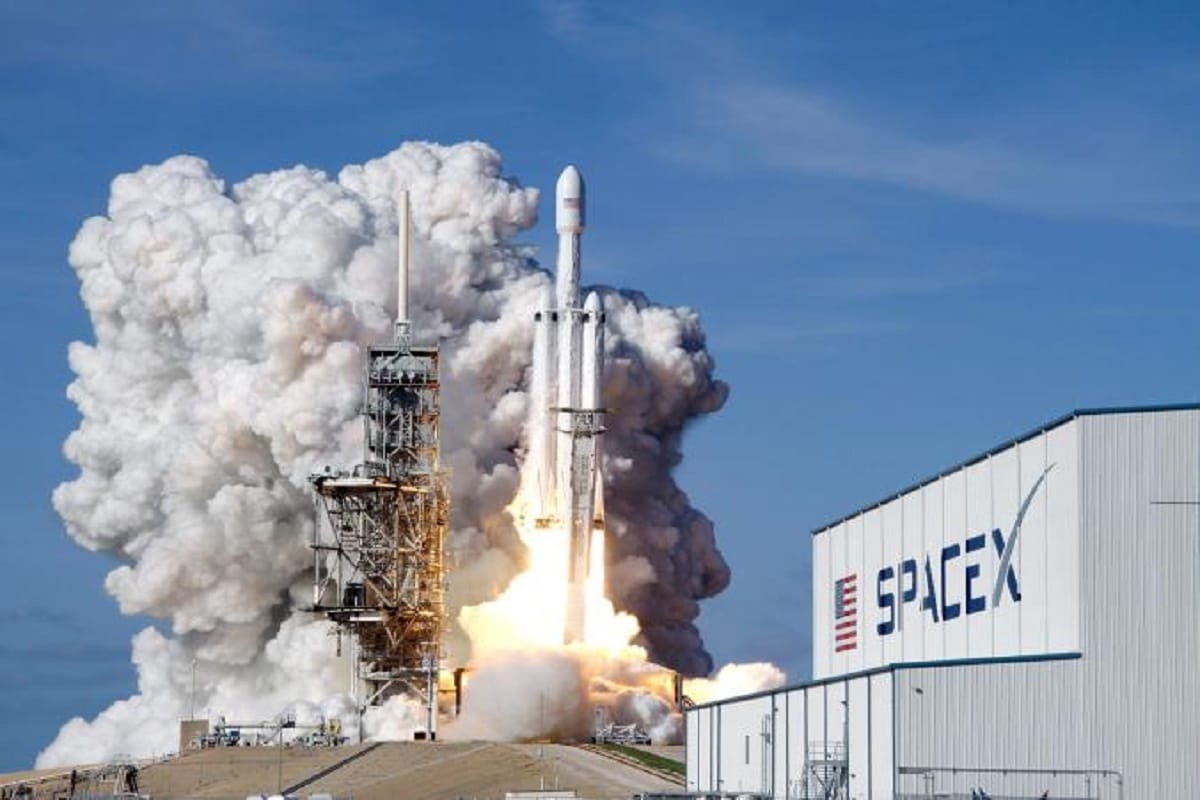 dream of going to the moon yet to come true, SpaceX Plan to Send a Tourist