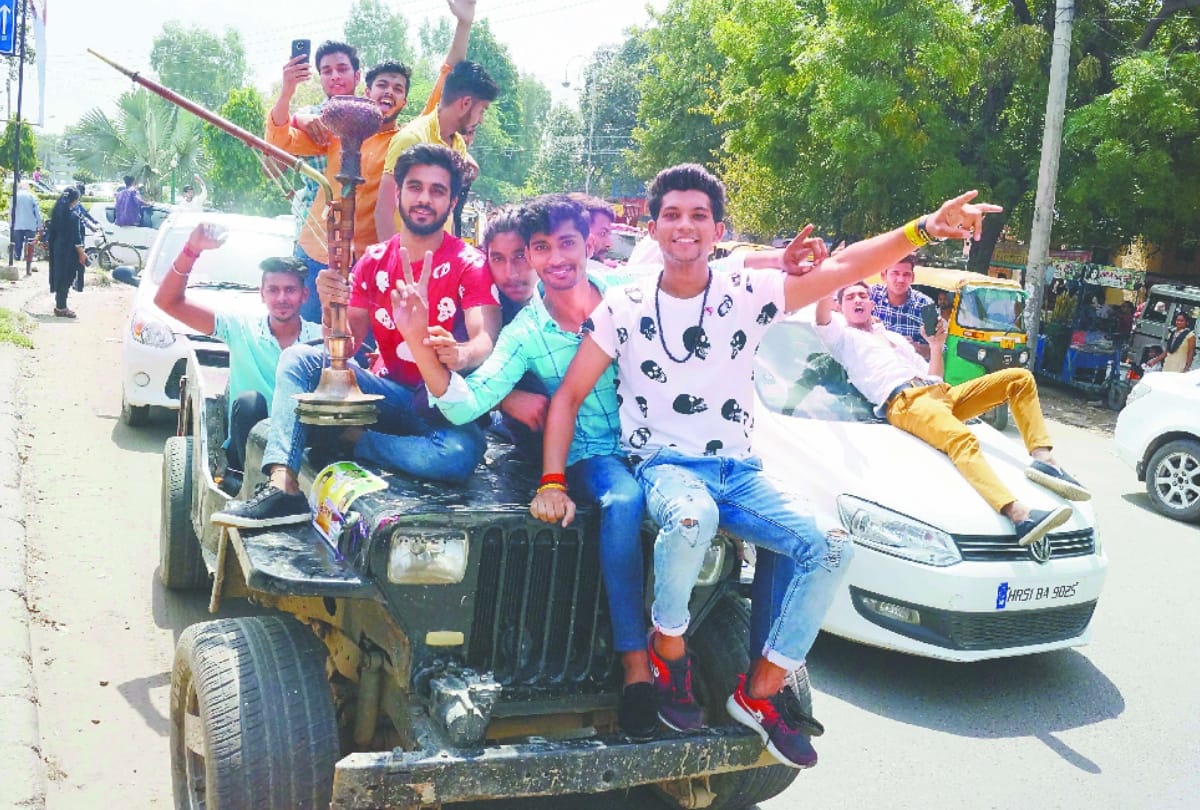 डीएवी कॉलेज के बाहर भाजयूमो कार्यकर्ताओं का हंगामा, जाम लगा