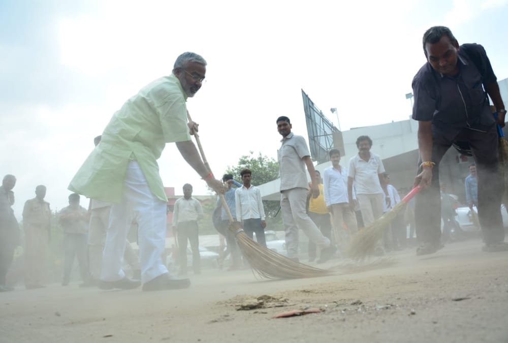 uttar pradesh minister swatantra dev singh during clean india campaign drive.