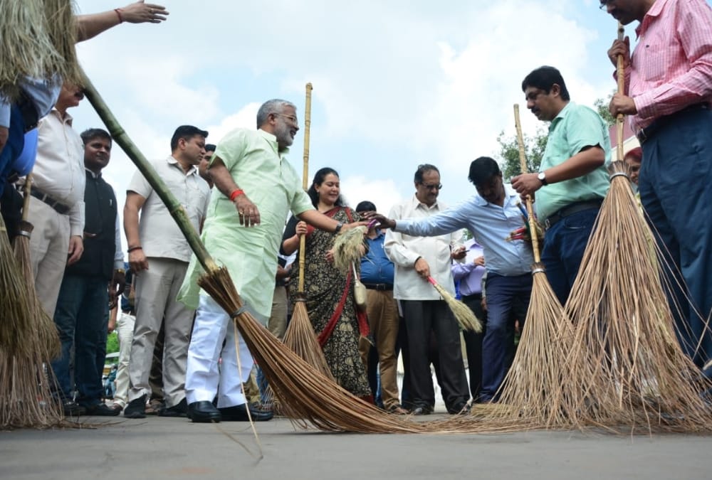 uttar pradesh minister swatantra dev singh during clean india campaign drive.