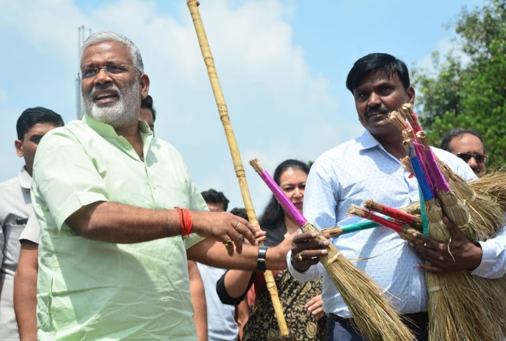 uttar pradesh minister swatantra dev singh during clean india campaign drive.
