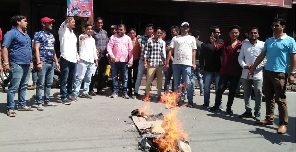 Youth Congress blasts Finance Minister Jaitley's effigy