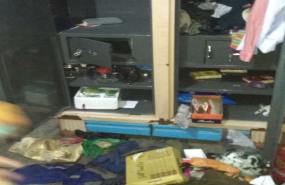 thieves robbed of three houses in etah