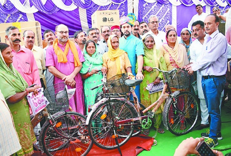 कामगारों को बांटीं वाशिंग मशीनें और साइकिलें