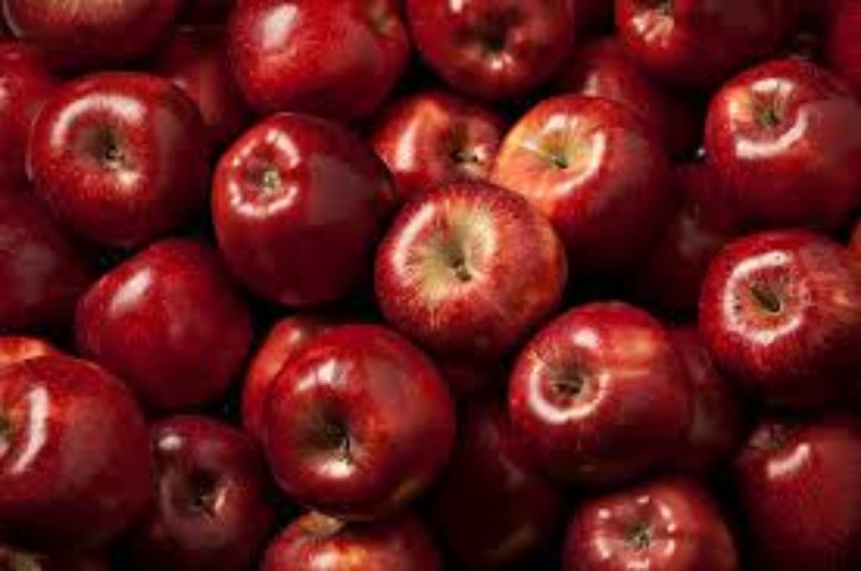 Workers lost their job for selling apples to one costumer in Cuba