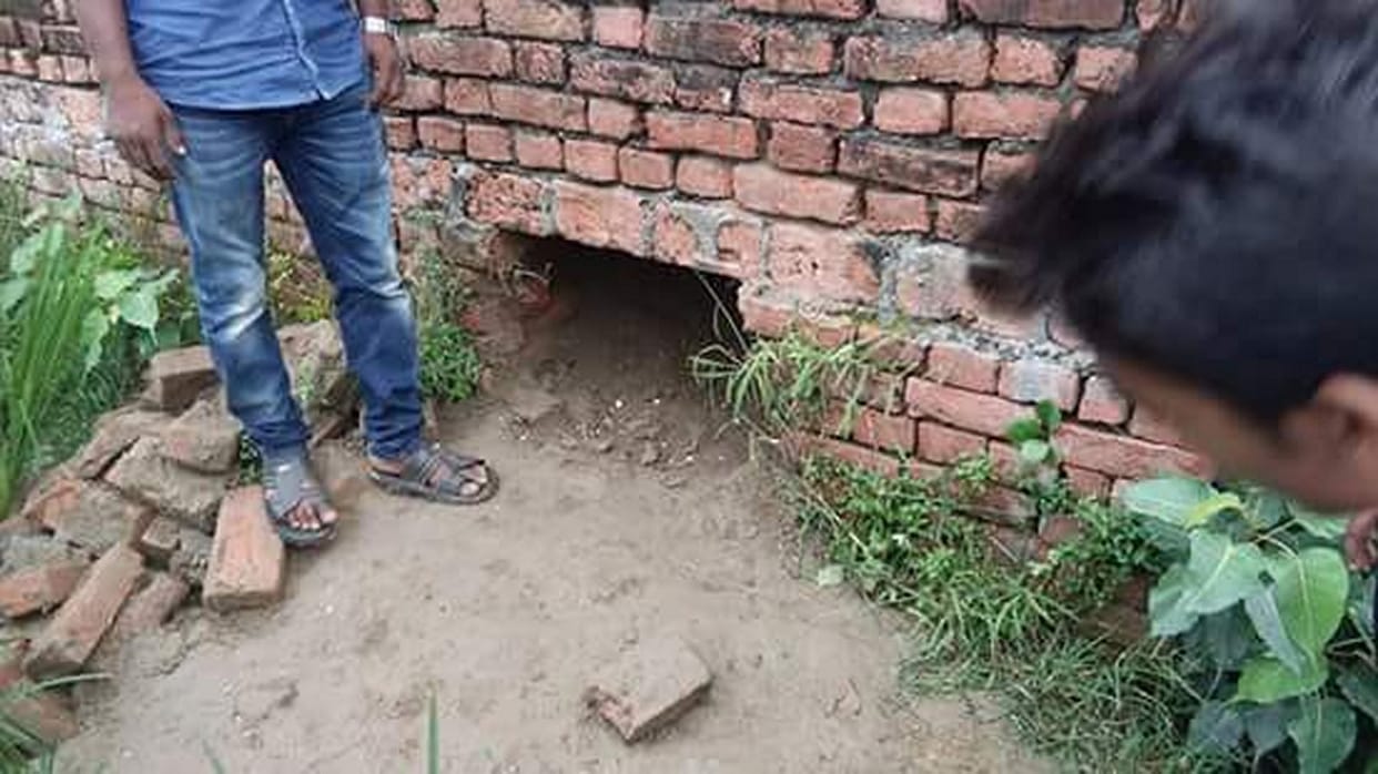 सेंघ काटकर चोर उठा ले गए सामान