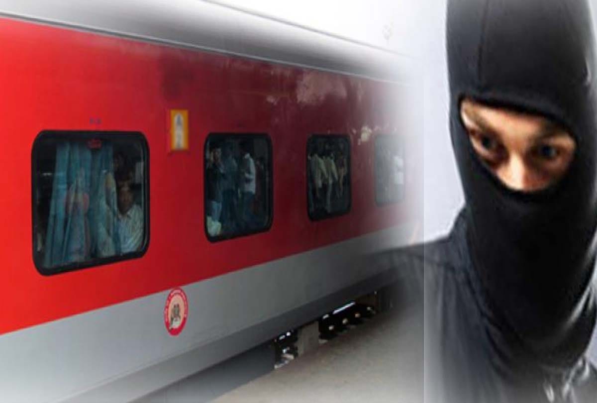 theft in Rajdhani Express in kanpur