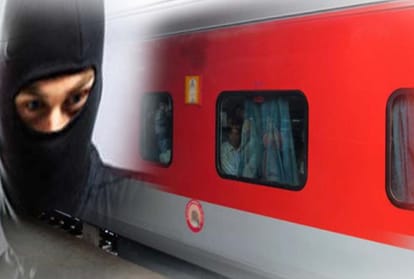 theft in Rajdhani Express in kanpur
