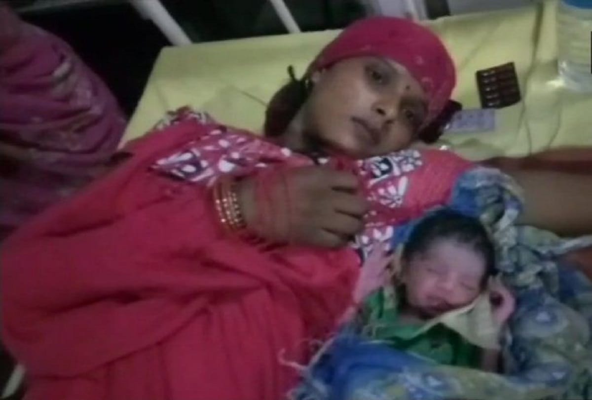 Mathura Grp So carries pregnant woman to hospital