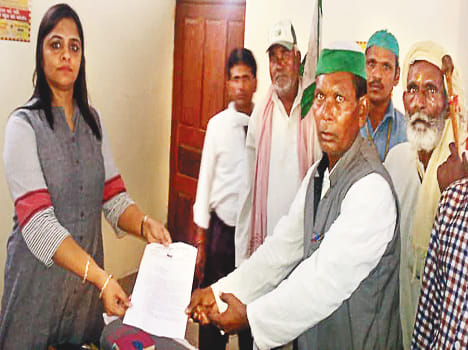 एसडीएम को समस्याओं का ज्ञापन सौंपते किसान।