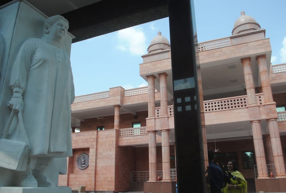 Mayavati Birthday her bunglow is huge as palace cost will shock you