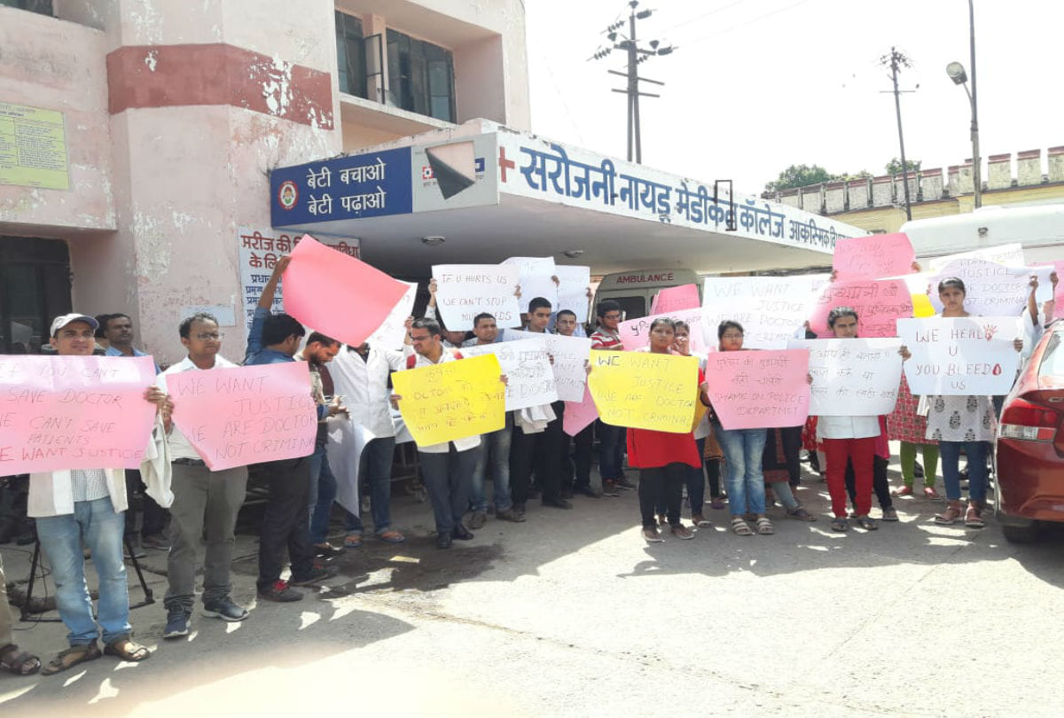 sn medical collage's junior doctors strikes after clash in agra
