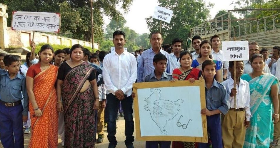 Students give a message of cleanliness