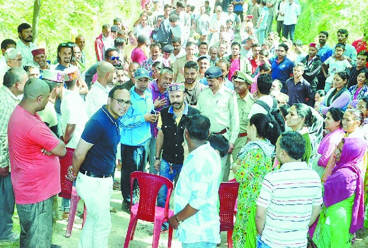 डंपिंग साइट को लेकर बढ़ा तनाव] एफआईआर दर्ज, धारा 144 लागू