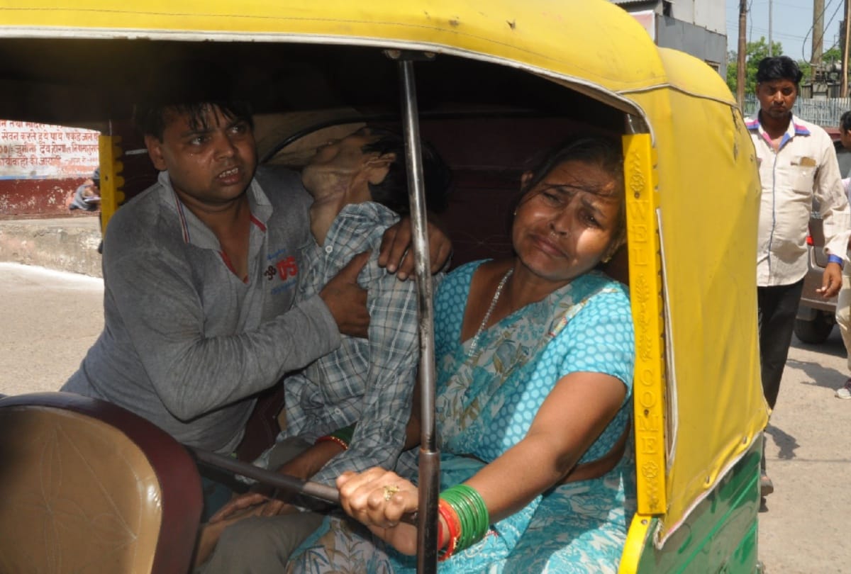 Sn Medical College Junior Doctors stop work for patient In Agra