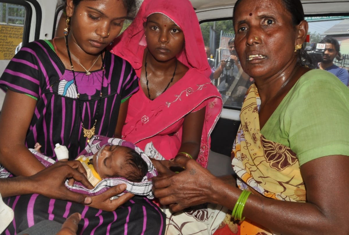 Sn Medical College Junior Doctors stop work for patient In Agra