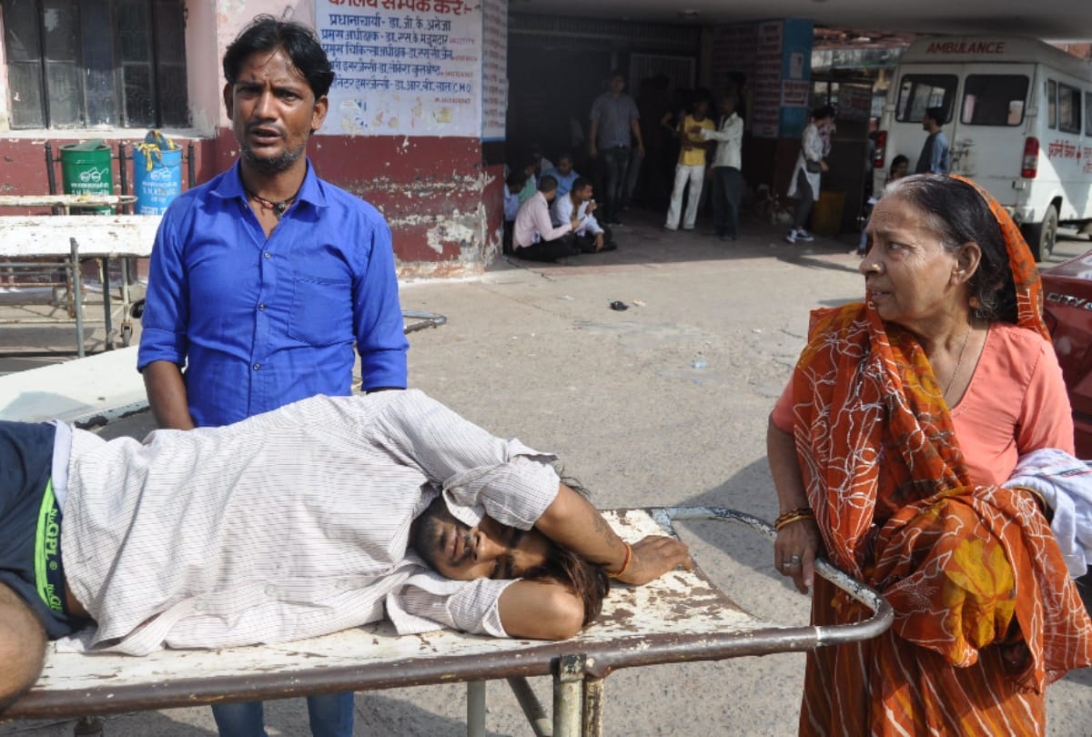 Sn Medical College Junior Doctors stop work for patient In Agra