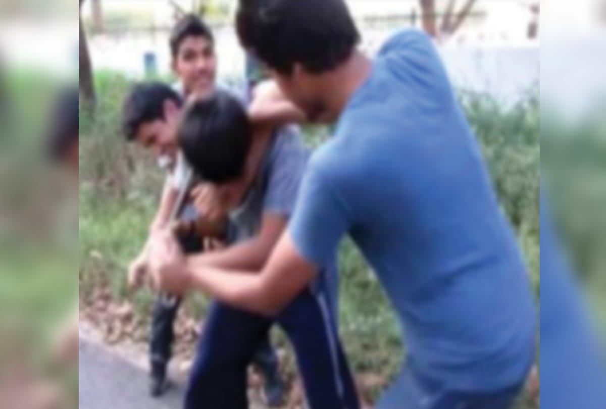 Fourth class students fight in Gorakhpur one student serious