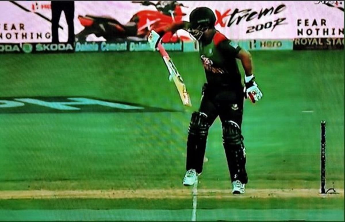 tamim iqbal comes back for batting after having a fracture in left hand